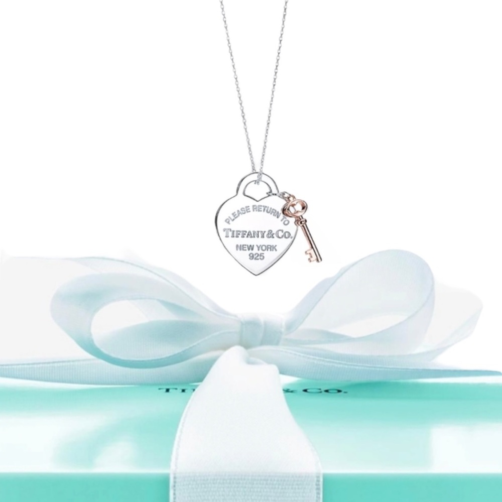 Return to Tiffany®Heart Tag Key Pendantin Silver and Rubedo® Metal, Medium - Picture 3 of 11